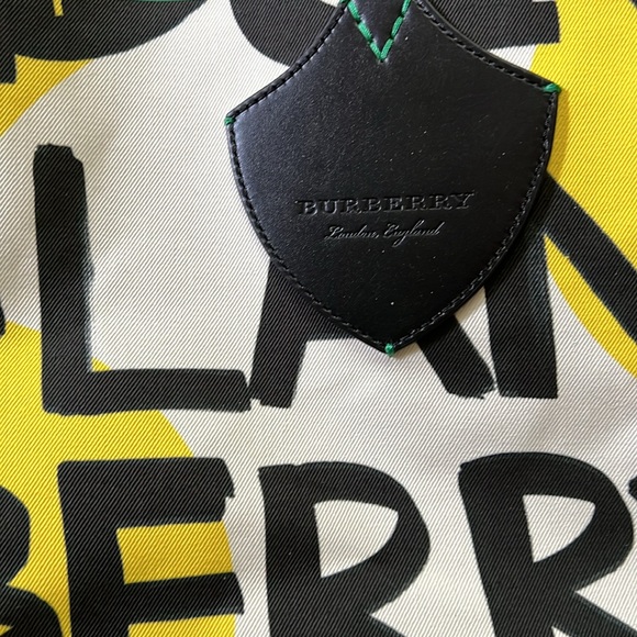 Burberry Graffiti reversibele canvas Tote. - Picture 3 of 14